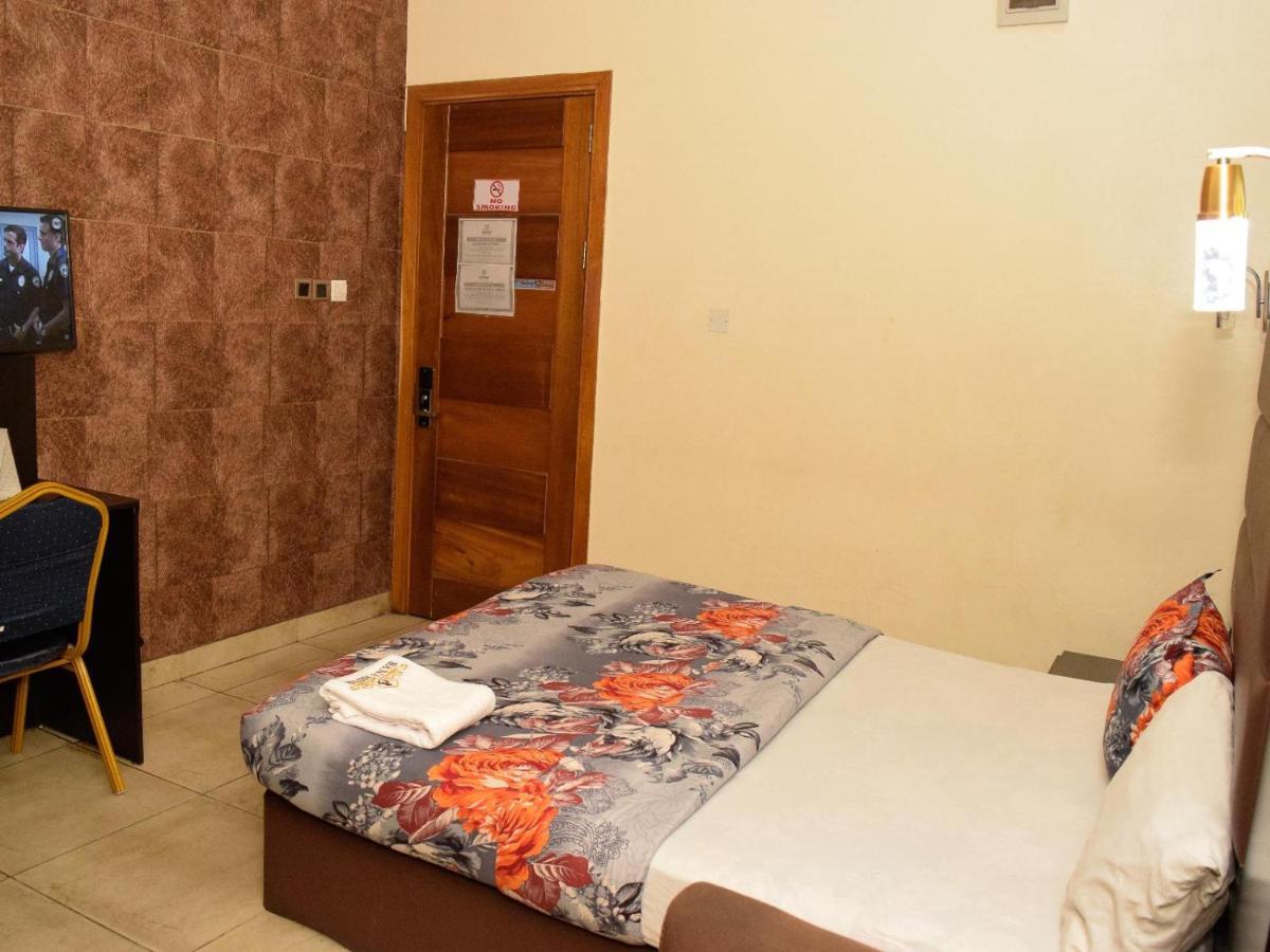 Bana Hotel & Suites Lagos Exteriör bild