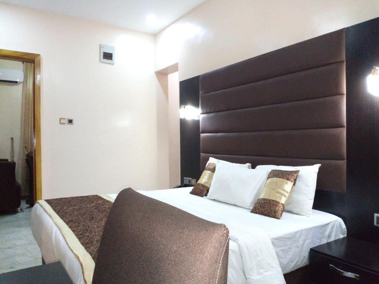 Bana Hotel & Suites Lagos Exteriör bild