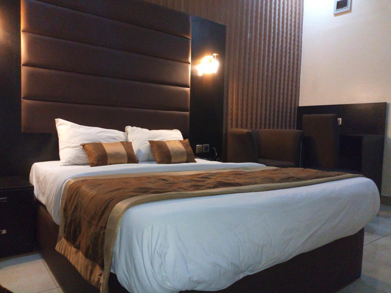 Bana Hotel & Suites Lagos Exteriör bild