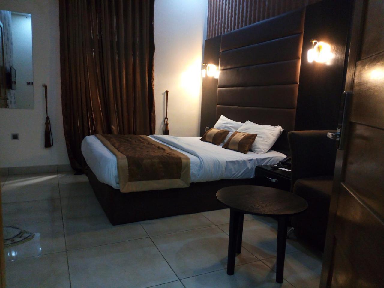 Bana Hotel & Suites Lagos Exteriör bild