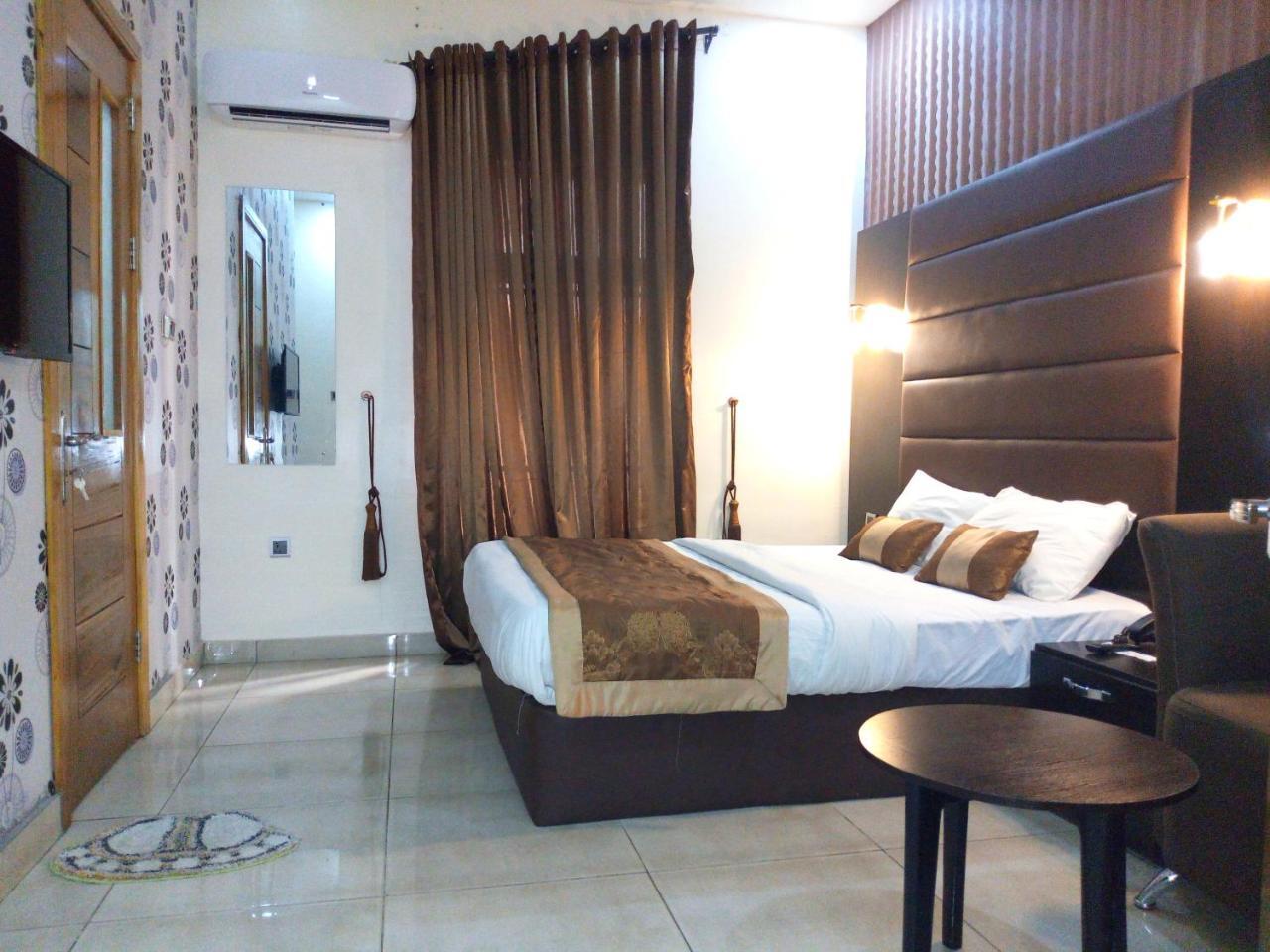 Bana Hotel & Suites Lagos Exteriör bild