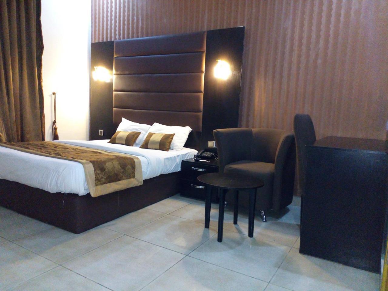 Bana Hotel & Suites Lagos Exteriör bild