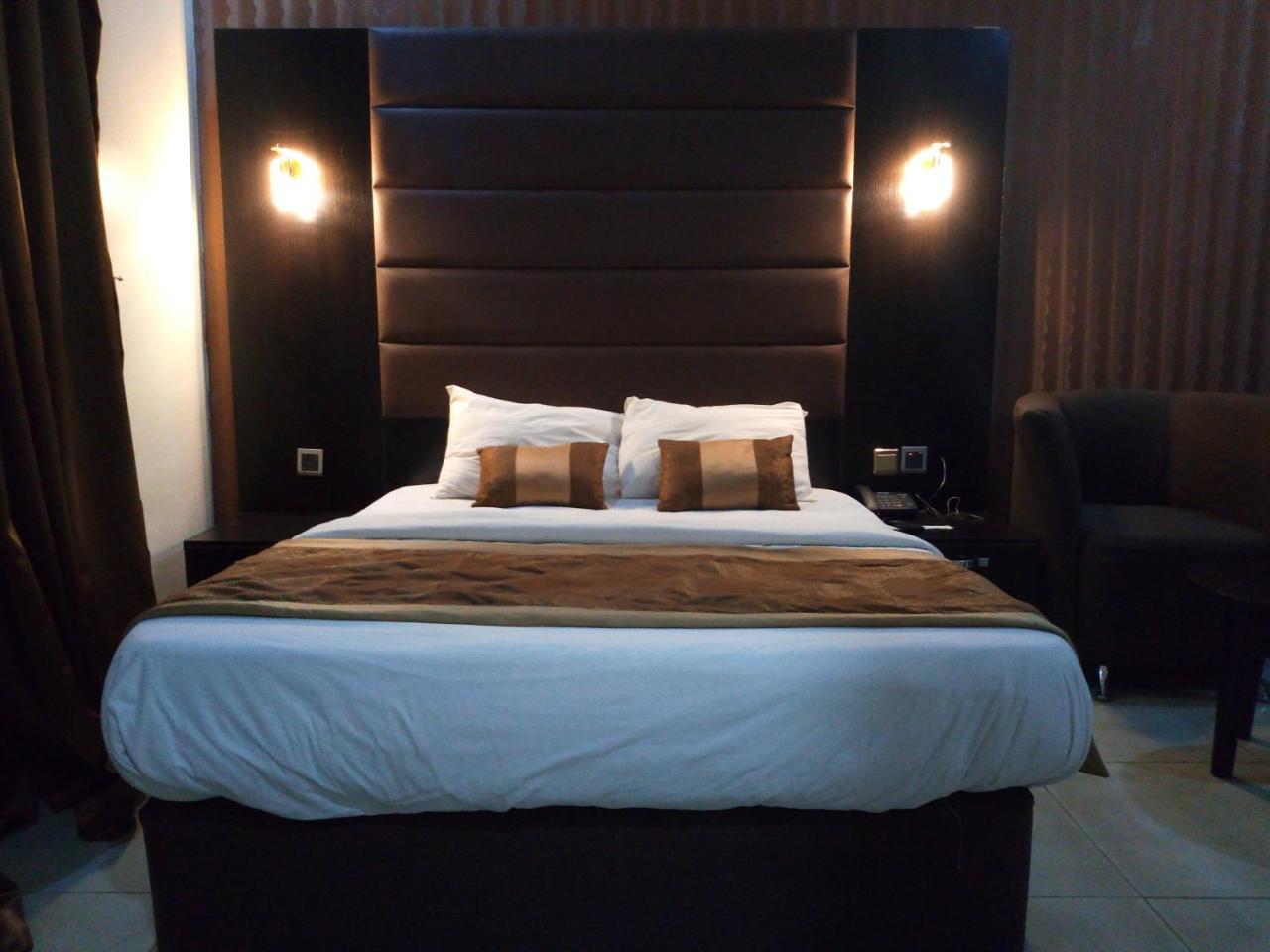 Bana Hotel & Suites Lagos Exteriör bild