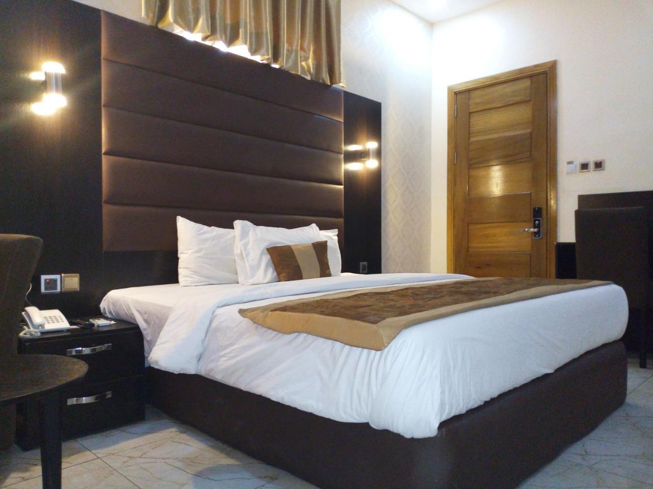 Bana Hotel & Suites Lagos Exteriör bild