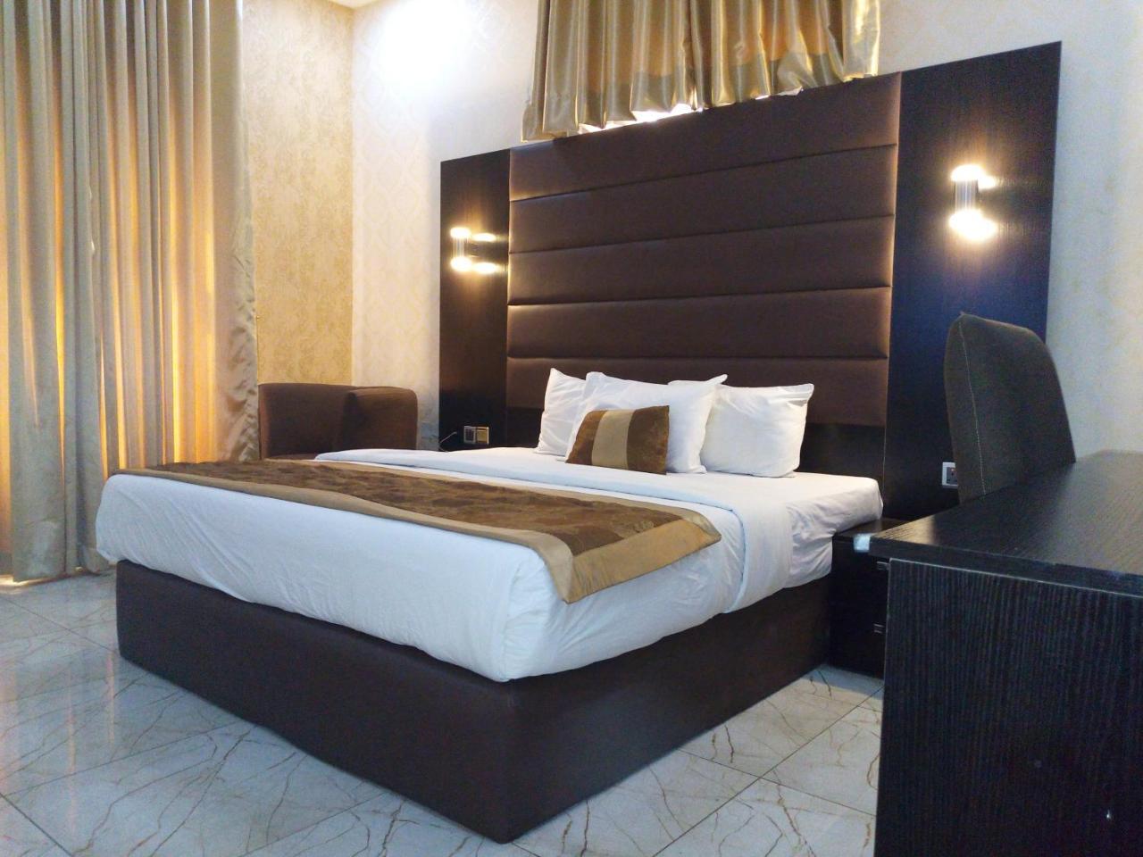 Bana Hotel & Suites Lagos Exteriör bild