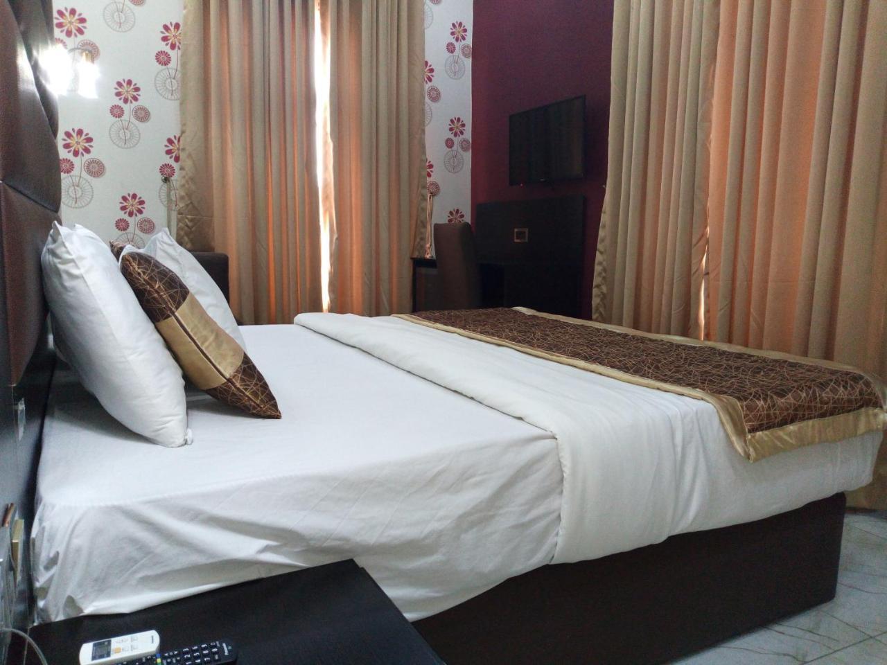 Bana Hotel & Suites Lagos Exteriör bild