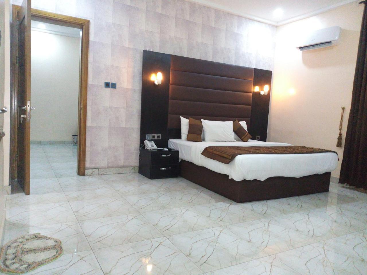 Bana Hotel & Suites Lagos Exteriör bild