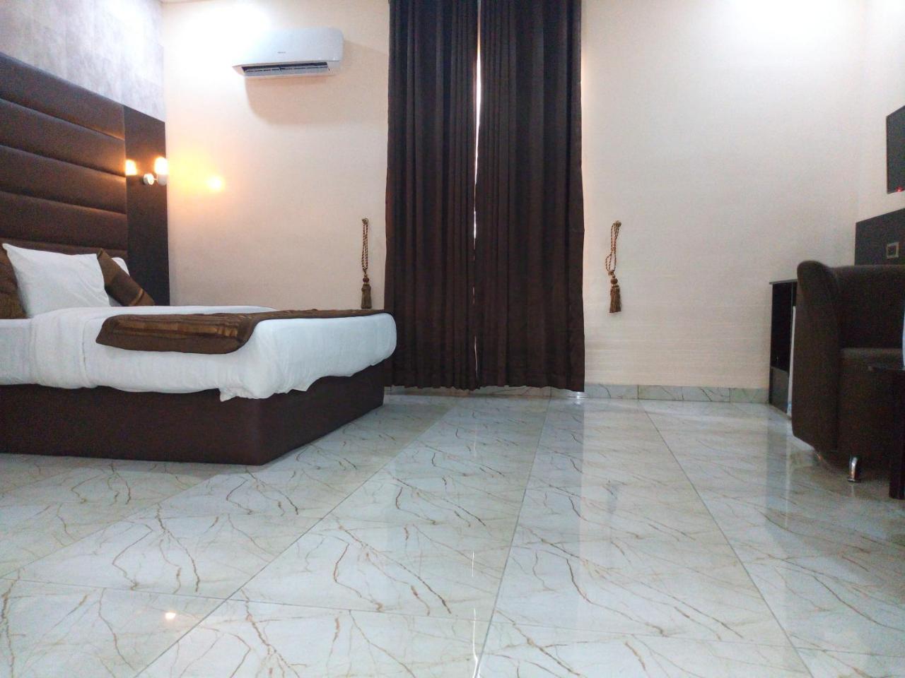 Bana Hotel & Suites Lagos Exteriör bild